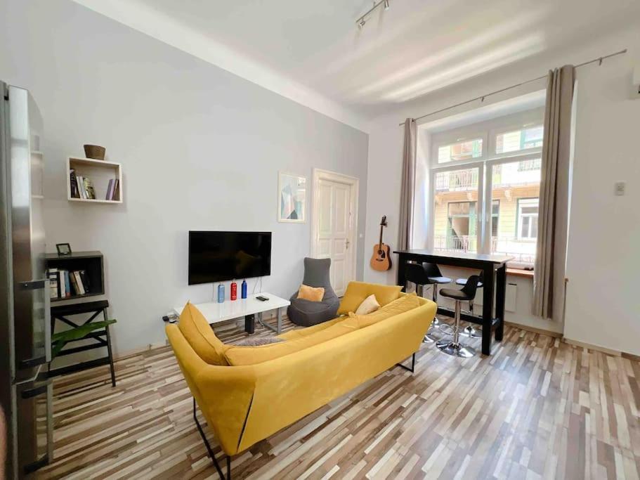 Just Chillin Apt-budapest Historic Landmarks Apartment